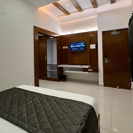 Le Hotel Host Tiruchirappalli Extérieur photo