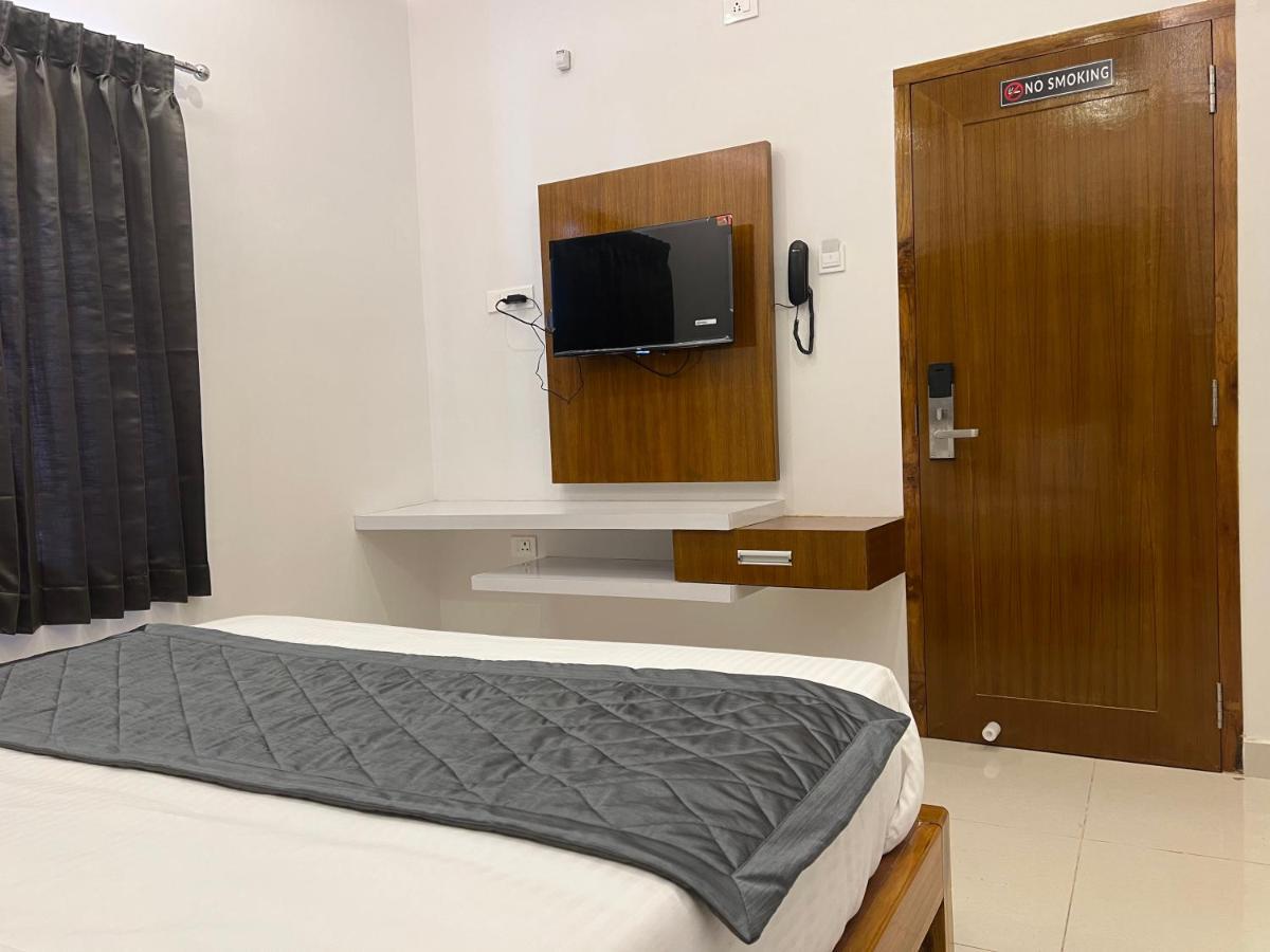 Le Hotel Host Tiruchirappalli Extérieur photo
