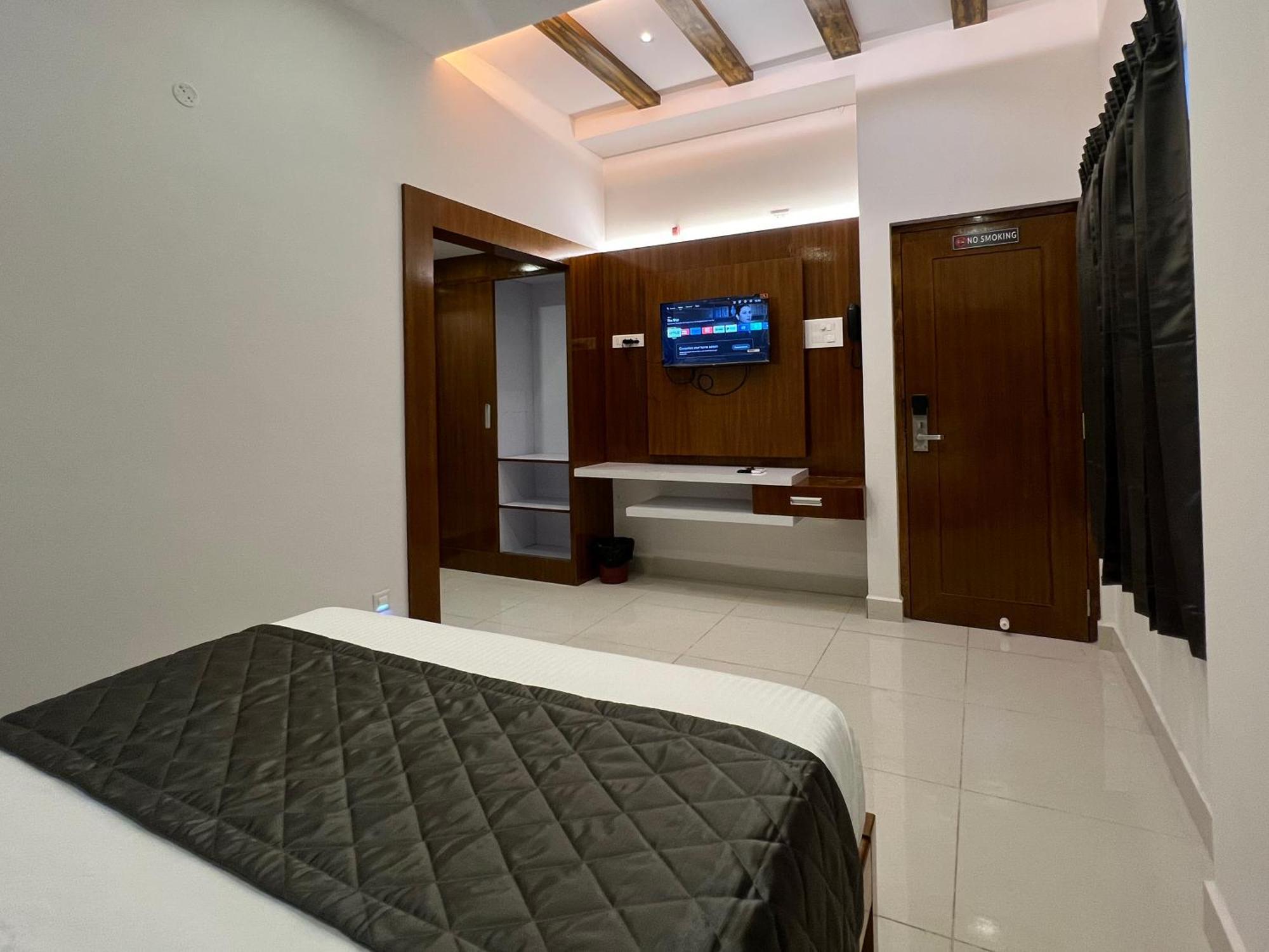 Le Hotel Host Tiruchirappalli Extérieur photo